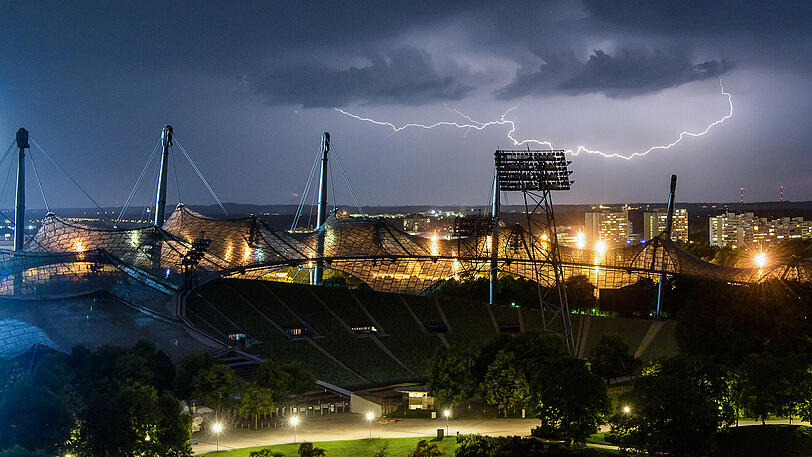 Was für eine Aufnahme: Blitze eines vorbeiziehenden Gewitters Montagabend über dem Olympiastadion am Nachthimmel.