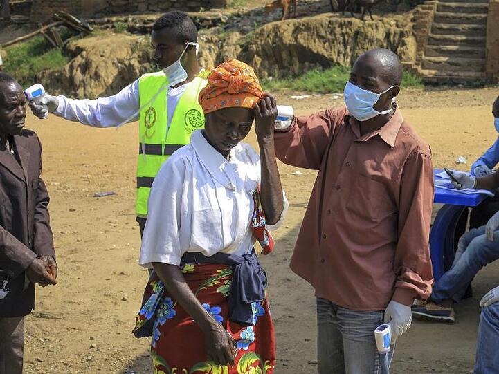 Am Grenzübergang Kasindi zwischen dem Kongo und Uganda wird die Körpertemperatur von Passanten gemessen. Nach Bekanntwerden der ersten aus dem Kongo eingeschleppten Ebola-Erkrankungen ins benachbarte Uganda war am Tag zuvor ein fünfjähriger Junge gestorben.