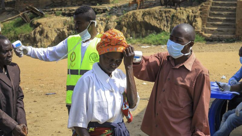Am Grenzübergang Kasindi zwischen dem Kongo und Uganda wird die Körpertemperatur von Passanten gemessen. Nach Bekanntwerden der ersten aus dem Kongo eingeschleppten Ebola-Erkrankungen ins benachbarte Uganda war am Tag zuvor ein fünfjähriger Junge gestorben. Am Grenzübergang Kasindi zwischen dem Kongo und Uganda wird die Körpertemperatur von Passanten gemessen. Nach Bekanntwerden der ersten aus dem Kongo eingeschleppten Ebola-Erkrankungen ins benachbarte Uganda war am Tag zuvor ein fünfjähriger Junge gestorben.