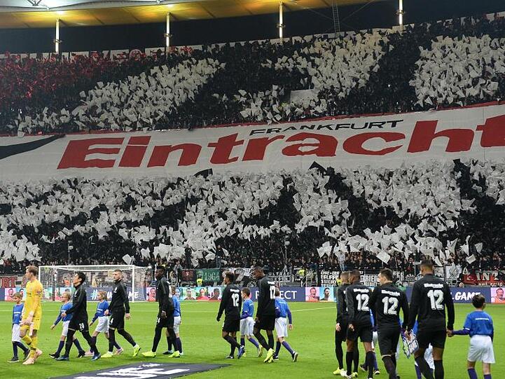 Der FC Arsenal lernt in der Europa League die besondere Atmosphäre in Frankfurt kennen.