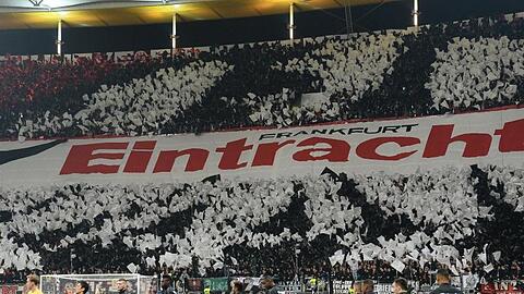 Der FC Arsenal lernt in der Europa League die besondere Atmosphäre in Frankfurt kennen.