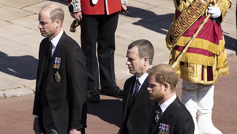 Prinz William war beim Trauerzug durch Cousin Peter Phillips von Bruder Harry getrennt.