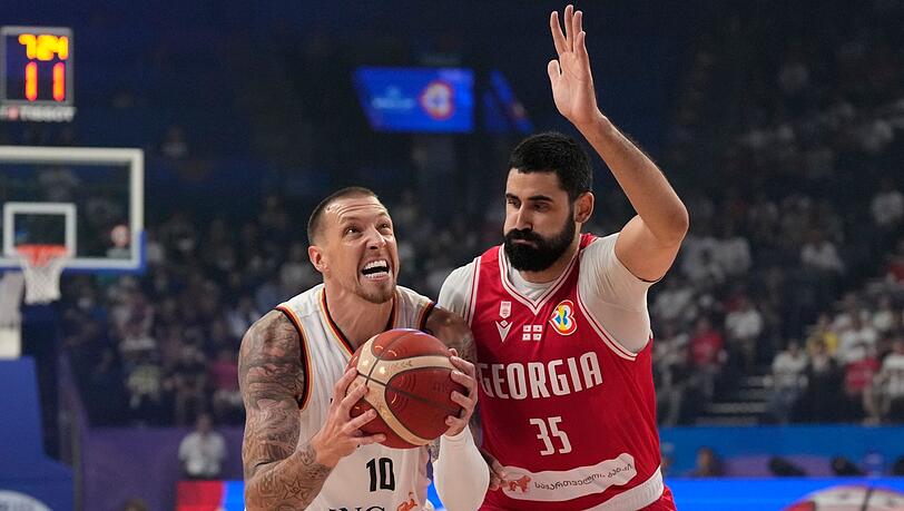 NBA-Profi Daniel Theis (l) gehört zu den Leistungsträgern in der deutschen Basketball-Nationalmannschaft.