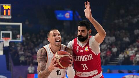 NBA-Profi Daniel Theis (l) gehört zu den Leistungsträgern in der deutschen Basketball-Nationalmannschaft.