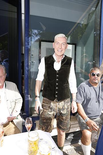 Trotz langer Nacht: H.P. Baxxter alias Hans Peter Geerdes l&auml;sst sich den traditionellen Wiesn-Brunch im Bayerischen Hof nicht entgehen.