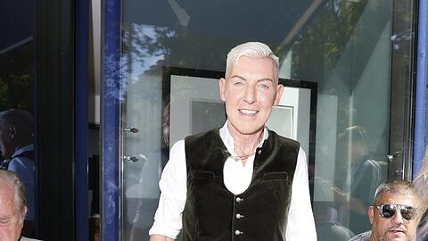 Trotz langer Nacht: H.P. Baxxter alias Hans Peter Geerdes l&auml;sst sich den traditionellen Wiesn-Brunch im Bayerischen Hof nicht entgehen.
