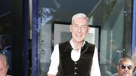 Trotz langer Nacht: H.P. Baxxter alias Hans Peter Geerdes l&auml;sst sich den traditionellen Wiesn-Brunch im Bayerischen Hof nicht entgehen.