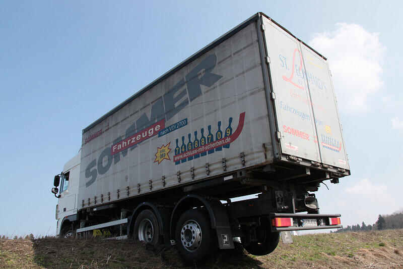 Weil sich der Verkehr an der Unfallstelle staute, wollte dieser Lastwagenfahrer wenden und blieb mit seinem 12-Tonner stecken.