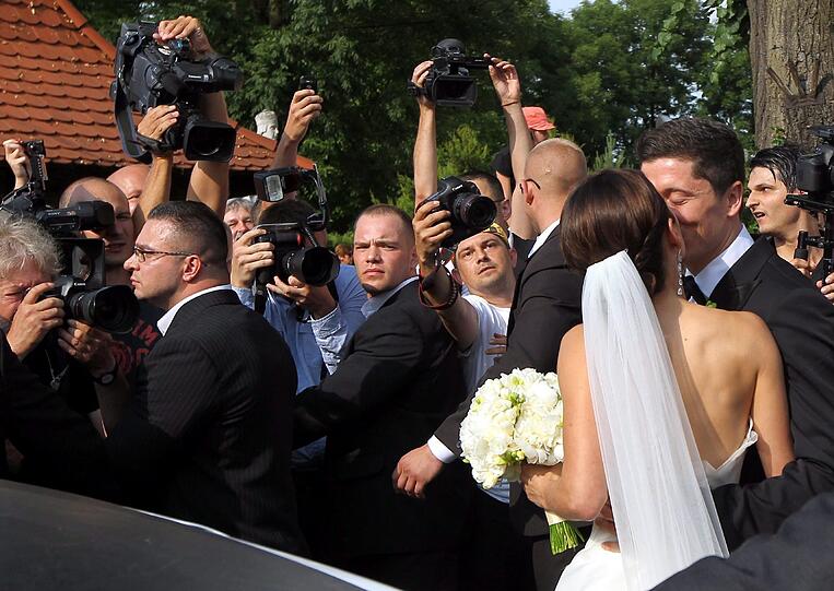 Ein strahlender Robert Lewandowski gibt seiner Anna am Samstag das Jawort - die Bilder der Hochzeit in Polen