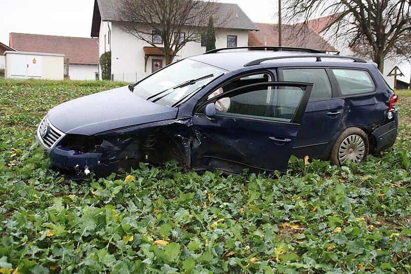 Auf einer Kreuzung prallten ein Opel Astra und ein VW Passat zusammen. Die Bilder.