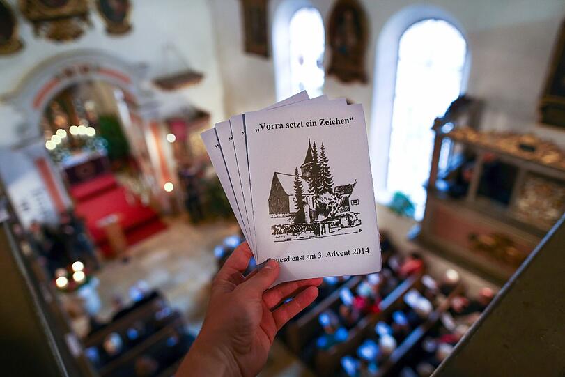Nach den Brandanschlägen auf Asylbewerber-Unterkünfte haben die Menschen in Vorra eine Menschenkette und einen Solidaritätsgottesdienst unter dem Motto "Vorra setzt ein Zeichen" veranstaltet.