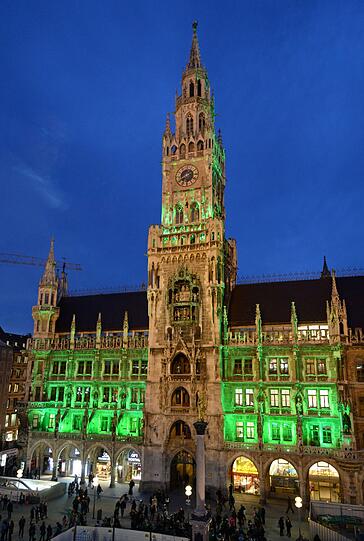 Am St. Patrick's Day leuchtete das Neue Rathaus am Marienplatz in Grün.