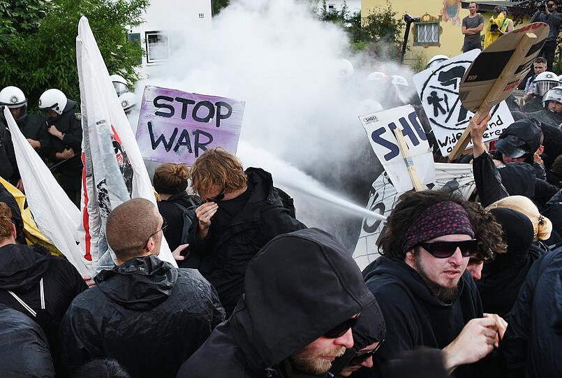 Nachdem es am Samstag zunächst friedlich ablief, eskalierte die Situation in den Nachmittagsstunden.