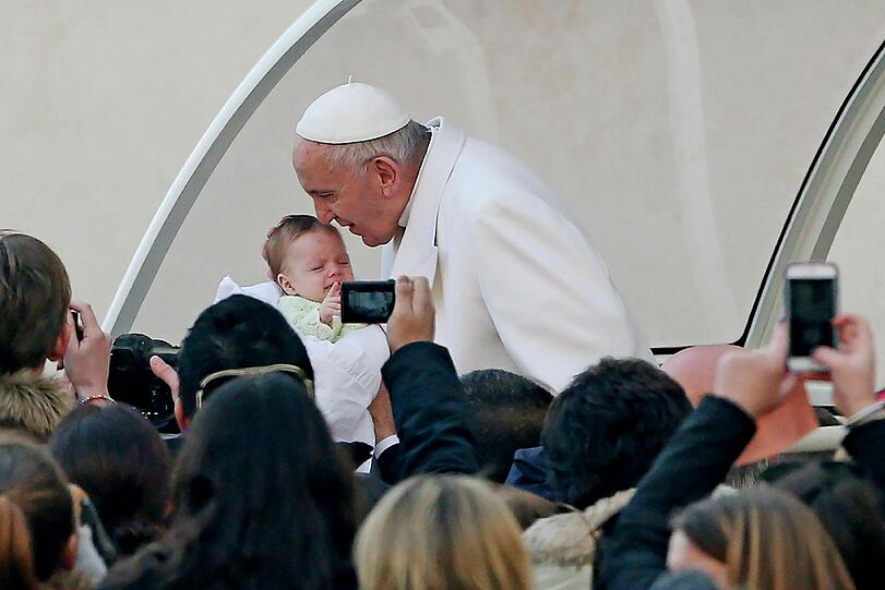 Kuss vom Papst: Dieses Baby scheint sich aber nicht so sehr zu freuen