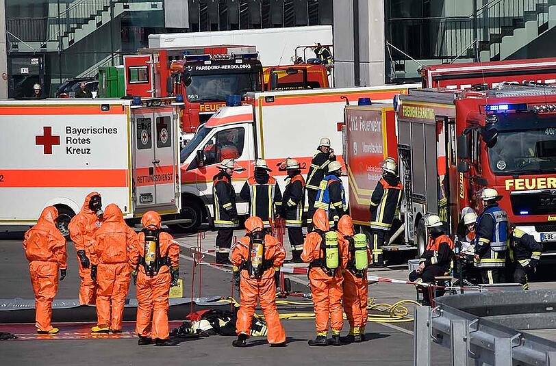 Bilder vom Großeinsatz der Feuerwehr in Poing: Eine Spezialeinheit musste in ein Logistikzentrum ausrücken.