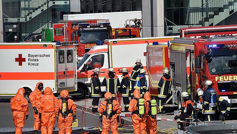 Bilder vom Großeinsatz der Feuerwehr in Poing: Eine Spezialeinheit musste in ein Logistikzentrum ausrücken. Bilder vom Großeinsatz der Feuerwehr in Poing: Eine Spezialeinheit musste in ein Logistikzentrum ausrücken.
