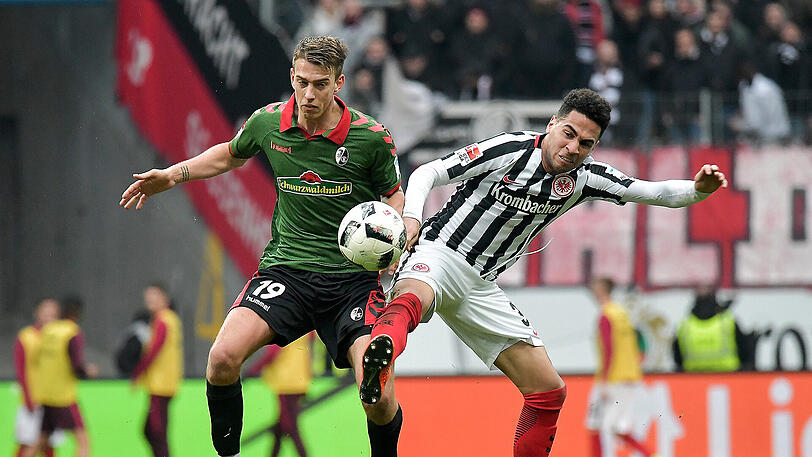 Der Frankfurter Omar Mascarell (r.), hier im Zweikampf mit Janik Haberer vom SC Freiburg.