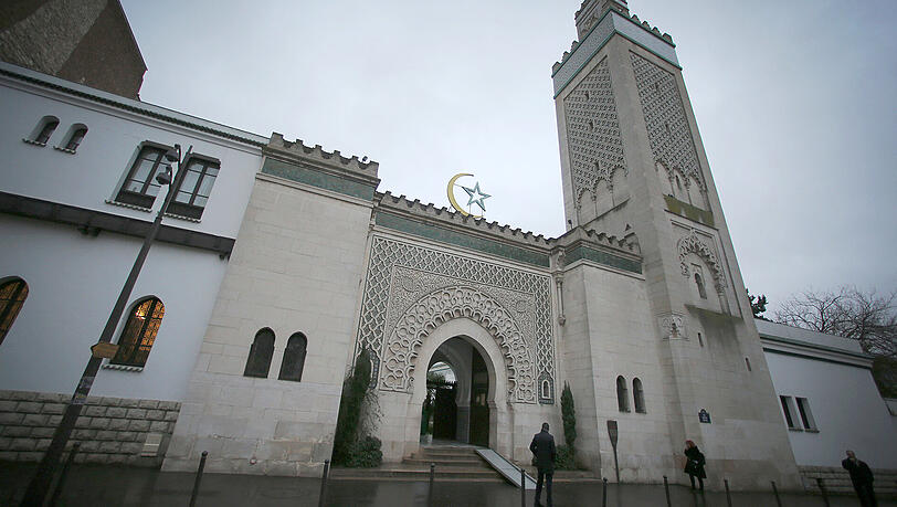 Vor einer Moschee nahe Paris ist ein Mann in die Sicherheitsbarrieren gefahren. Vor einer Moschee nahe Paris ist ein Mann in die Sicherheitsbarrieren gefahren.