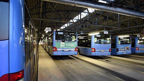 Busse der MVG stehen in einem Depot.
