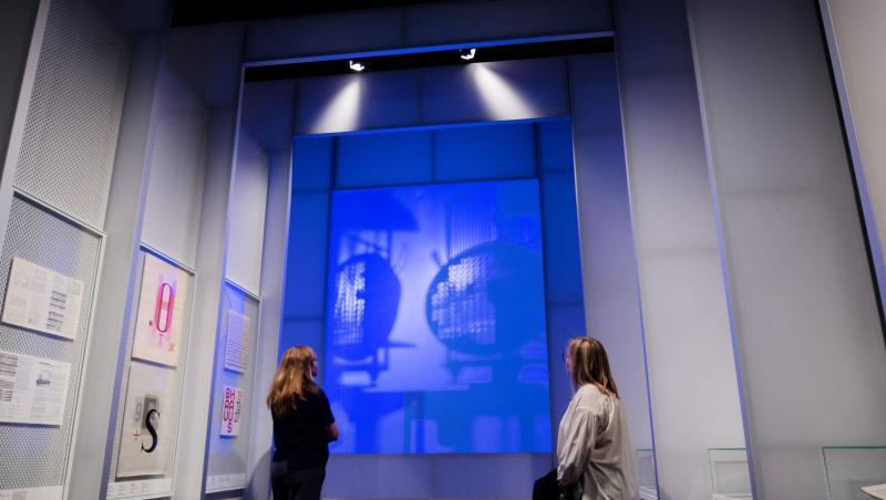 Der Schatten des Licht-Raum-Modulators von László Moholy-Nagy wird im neuen Bauhaus Museum in Dessau inszeniert.