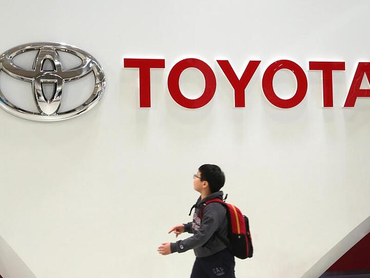 Japans größter Autobauer Toyota hat seine Jahresprognose dank der Yen-Schwäche angehoben.