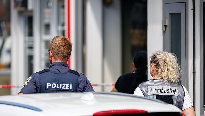 Wie kam es zu dem Streit? Wieso war der Mann mit einem Messer bewaffnet? Noch sind viele Fragen offen. Wie kam es zu dem Streit? Wieso war der Mann mit einem Messer bewaffnet? Noch sind viele Fragen offen.