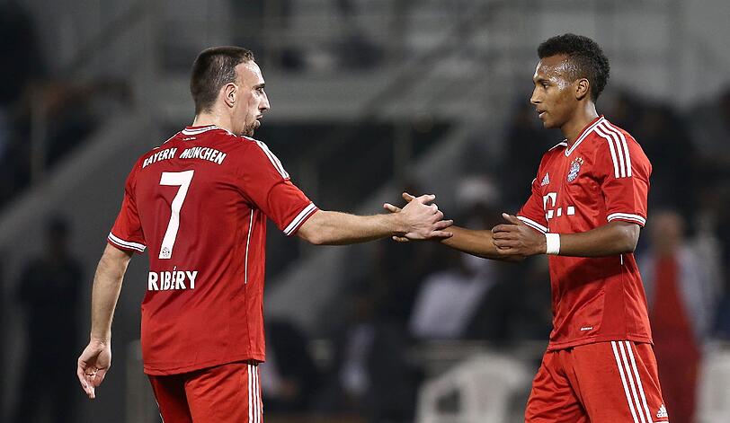 Frank Ribery gratuliert Julian Green zu dessen 1:0-Führung für die Bayern