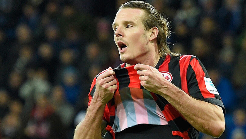 Alex Meier leidet mit Kontrahent Arjen Robben. Alex Meier leidet mit Kontrahent Arjen Robben.