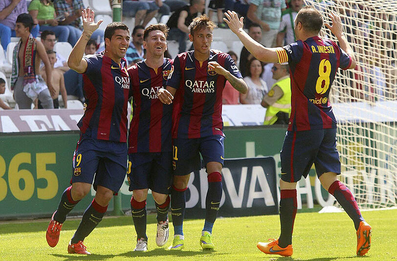 Den FC Bayern erwartet beim FC Barcelona ein Traumsturm (v.l.): Luis Suarez, Lionel Messi und Neymar, hier mit Barca-Kapitän Andres Iniesta.