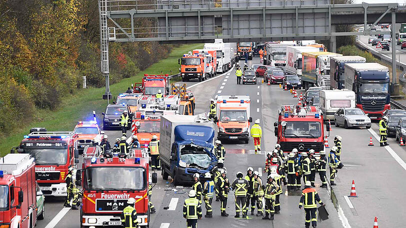 Ein Kleintransporter krachte auf der A99 in Höhe Haar in einen Sattelzug. Mehrere Feuerwehren, Rettungsdienste und ein Rettungshubschrauber waren im Einsatz. Die A99 war voll gesperrt.