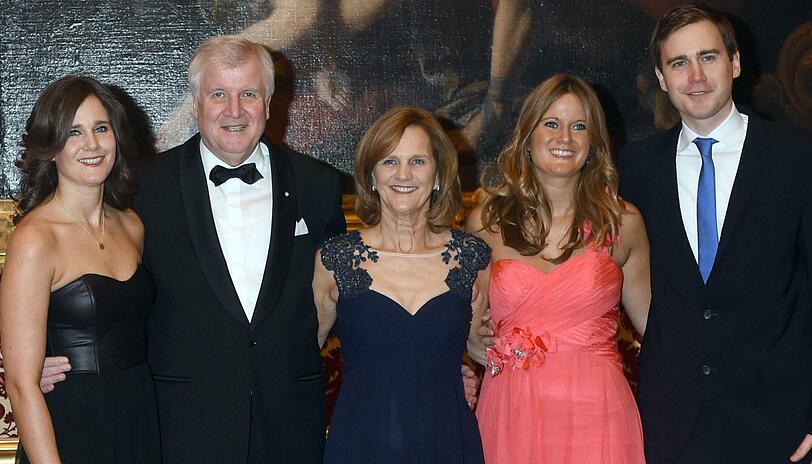 Familie Seehofer: Horst Seehofer mit seiner Frau Karin und den drei gemeinsamen Kindern Ulrike (l.) Susanne und Andreas.