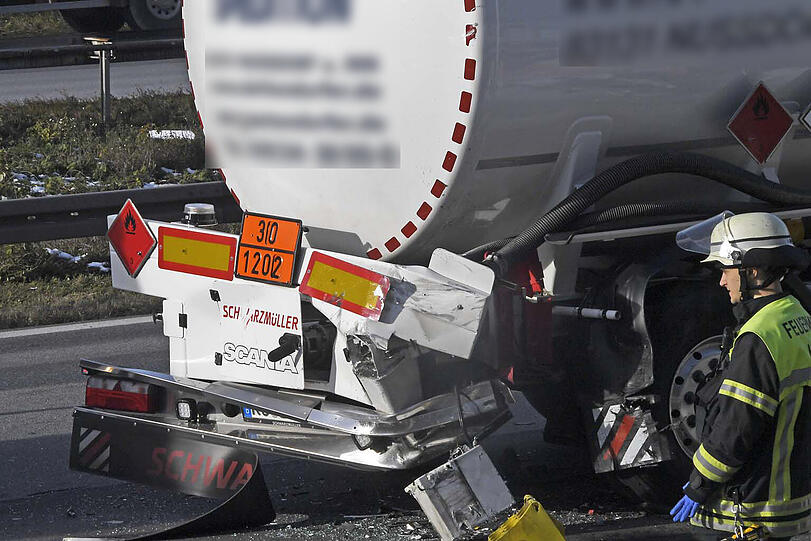 Unfall auf der A99 bei Haar/Vaterstetten: Ein Caddy fuhr auf einen Lkw auf.