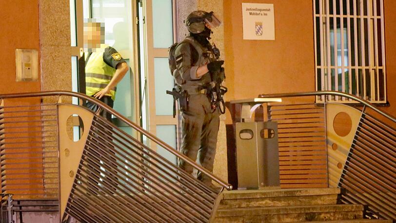 Die Bilder vom Großeinsatz an der JVA in Mühldorf am Inn.