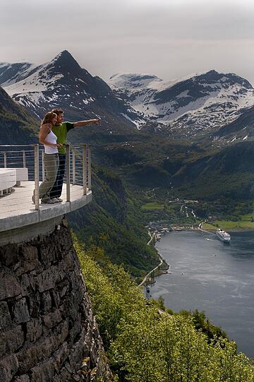Geirangerfjord: Von der Aussichtsplattform genießt man einen herrlichen Blick über den zerklüfteten Fjord.
