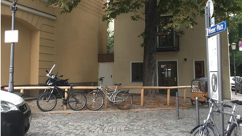Grütznerstraße/Ecke Wiener Platz: Ein Holzgeländer sperrt den strittigen Platz jetzt ab.