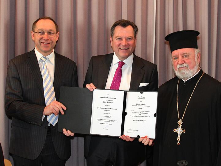 Zu Besuch in der griechisch-orthodoxen Allerheiligenkirche: Stadtratskandidat Maximilian Straßer, Oberbürgermeisterkandidat Josef Schmid, Erzpriester Apostolos Malamoussis.
