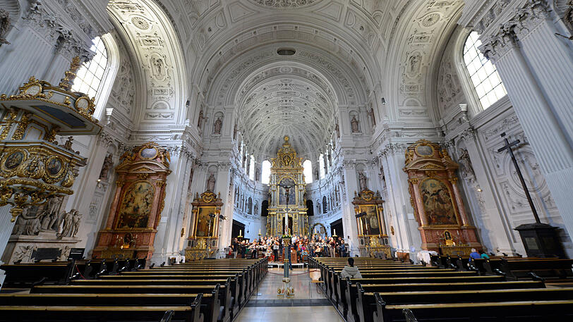 In St. Michael hatte der Mann zwischen die Kirchenbänke uriniert.