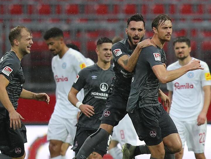 Der Nürnberger Torschütze Asger Sörensen (2.v.r.) jubelt mit seinen Kollegen über seinen Treffer zum 1:0.