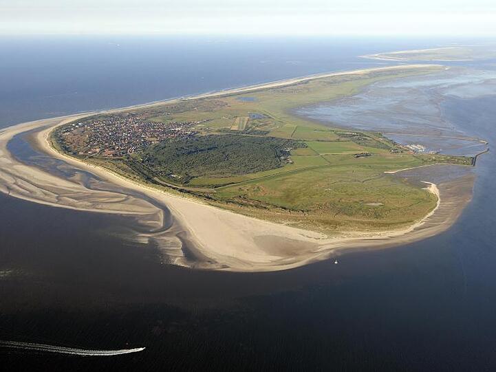 Die ostfriesische Insel Langeoog im Nationalpark Niedersächsisches Wattenmeer. Durch den raschen Anstieg des Meeresspiegels könnten Küstenstreifen und Inseln bald unbewohnbar werden.