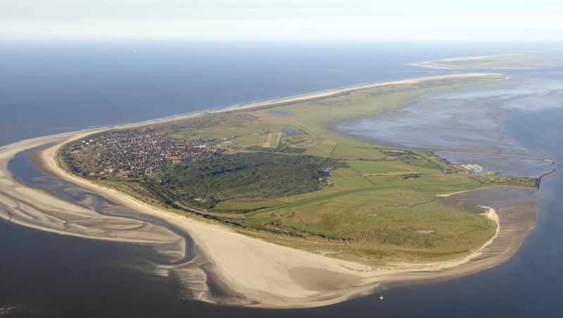 Die ostfriesische Insel Langeoog im Nationalpark Niedersächsisches Wattenmeer. Durch den raschen Anstieg des Meeresspiegels könnten Küstenstreifen und Inseln bald unbewohnbar werden. Die ostfriesische Insel Langeoog im Nationalpark Niedersächsisches Wattenmeer. Durch den raschen Anstieg des Meeresspiegels könnten Küstenstreifen und Inseln bald unbewohnbar werden.