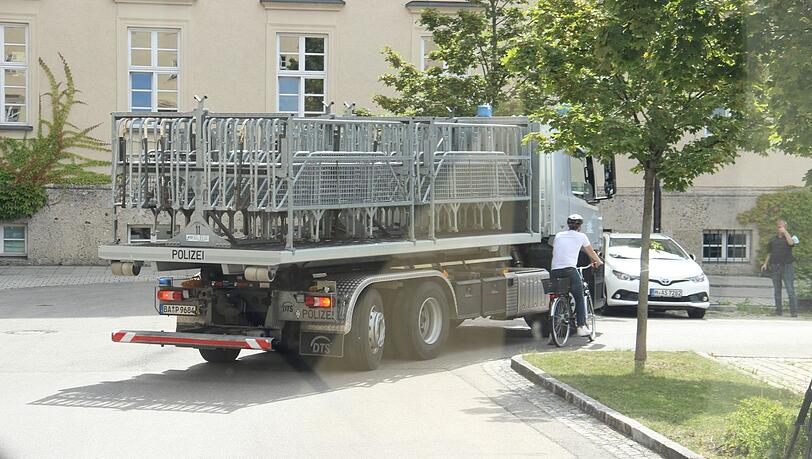 Der Fahrer sieht den Radler nicht. Das Hilfssystem schon.