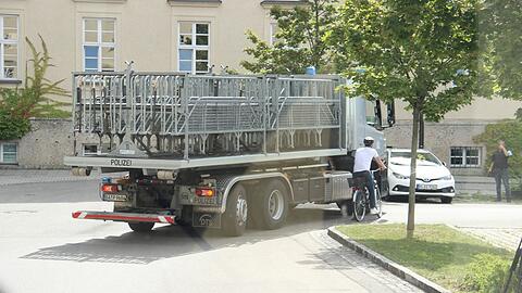Der Fahrer sieht den Radler nicht. Das Hilfssystem schon.