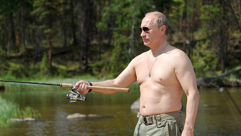 Damals galt er noch als nahezu unbesiegbar: Wladimir Putin 2013 mit freiem Oberkörper beim Angeln. Doch mit dem Palast-Video hat ihn Alexej Nawalny nun für viele Russen in seiner Glaubwürdigkeit bloßgestellt.