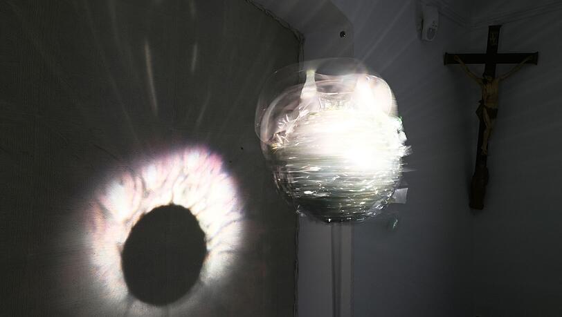 Blick auf eine Installation der Ausstellung "Stoff der Passion und Vergänglichkeit".