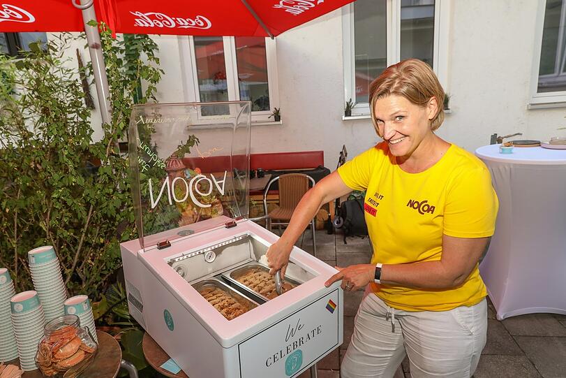 Silke Gehrke serviert im gelben Nocoa-Shirt.