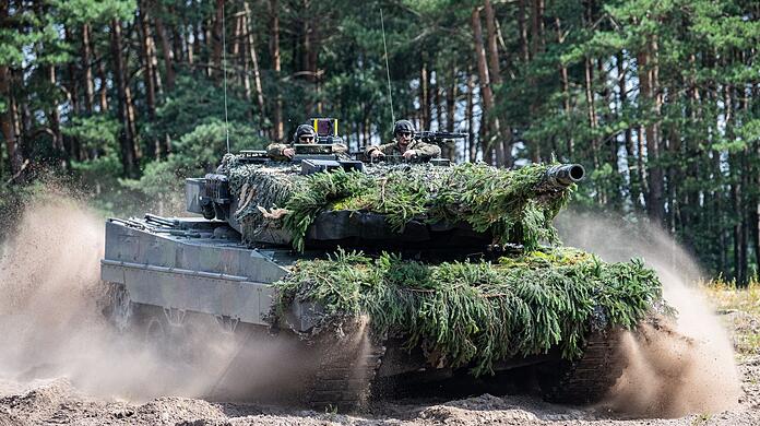 Ein Kampfpanzer vom Typ Leopard 2 A6 der Panzerbrigade 21 "Lipperland", fährt durch das Truppenübungsgelände in Augustdorf.