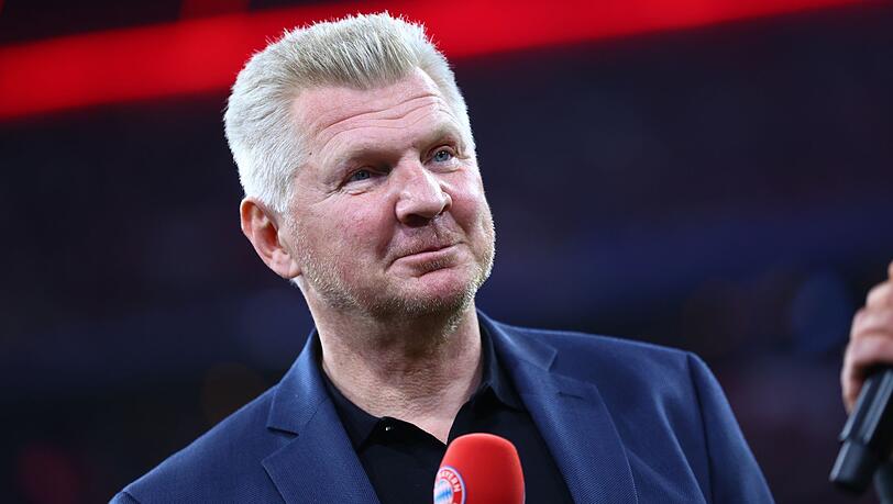 Der ehemalige Fußballprofi Stefan Effenberg steht vor dem Spiel im Stadion.