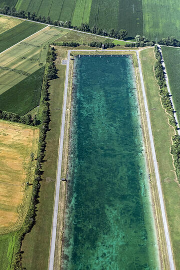 Moderne Kunst mit geometrischen Flächen? Ein Riesen-Hotelpool? Eine Fischzuchtanlage vielleicht? Nein.Wer im Münchner Norden lebt, hat es sicher schneller erkannt: Das ist ein Teil der 2,23 Kilometer langen und 140 Meter breiten Regattastrecke in Oberschleißheim. Ein künstlicher eckiger Grundwassersee, den es seit den Olympischen Sommerspielen 1972 gibt. Liegt nur drei Kilometer Luftlinie vom Feldmochinger See entfernt.