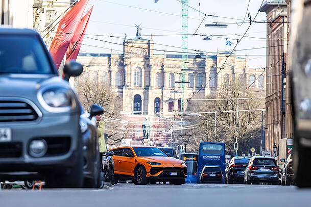 SUV's sind in München sehr beliebt. Künftig könnte es für Fahrer allerdings teurer werden, durch die Innenstadt zu fahren.