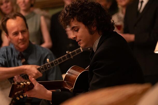 Bob Dylan (Timothée Chalamet) spielt mit seinem Mentor Pete Seeger (Edward Norton). Bob Dylan (Timothée Chalamet) spielt mit seinem Mentor Pete Seeger (Edward Norton).